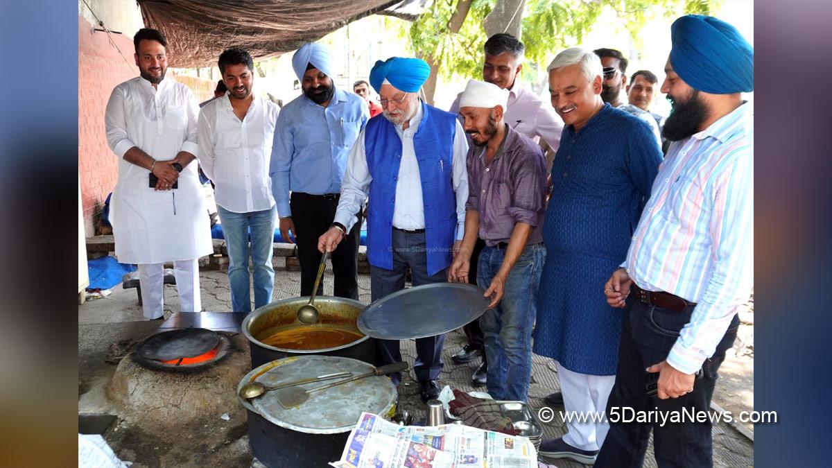 Hardeep Singh Puri Interacts with a transgender tea seller & dhaba owners