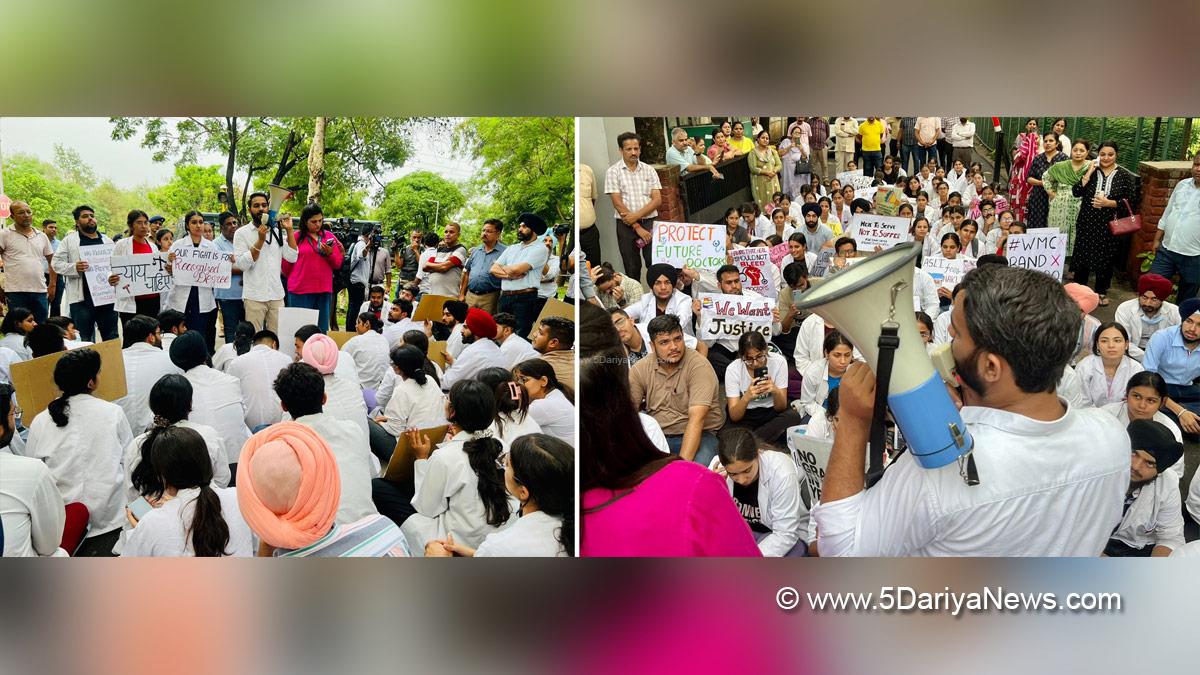 Isherpreet Singh Sidhu, President NSUI Punjab, Swaran Salaria, Congress, Punjab Congress, Protest, Agitation, Demonstration, White Medical College & Hospital Pathankot