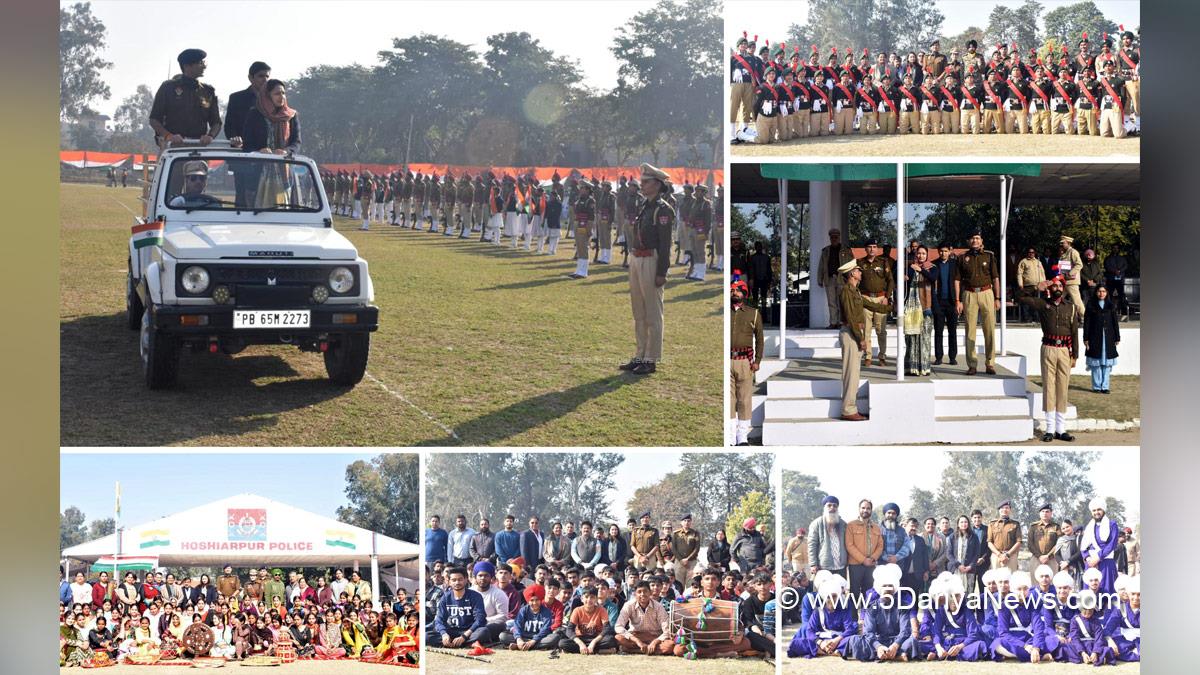 Komal Mittal, DC Hoshiarpur, Deputy Commissioner Hoshiarpur, Hoshiarpur, Republic Day, Republic Day 2025, 76th Republic Day, 76th Republic Day, Republic Day 2025, Republic Day of India, Republic Day Parade 2025 